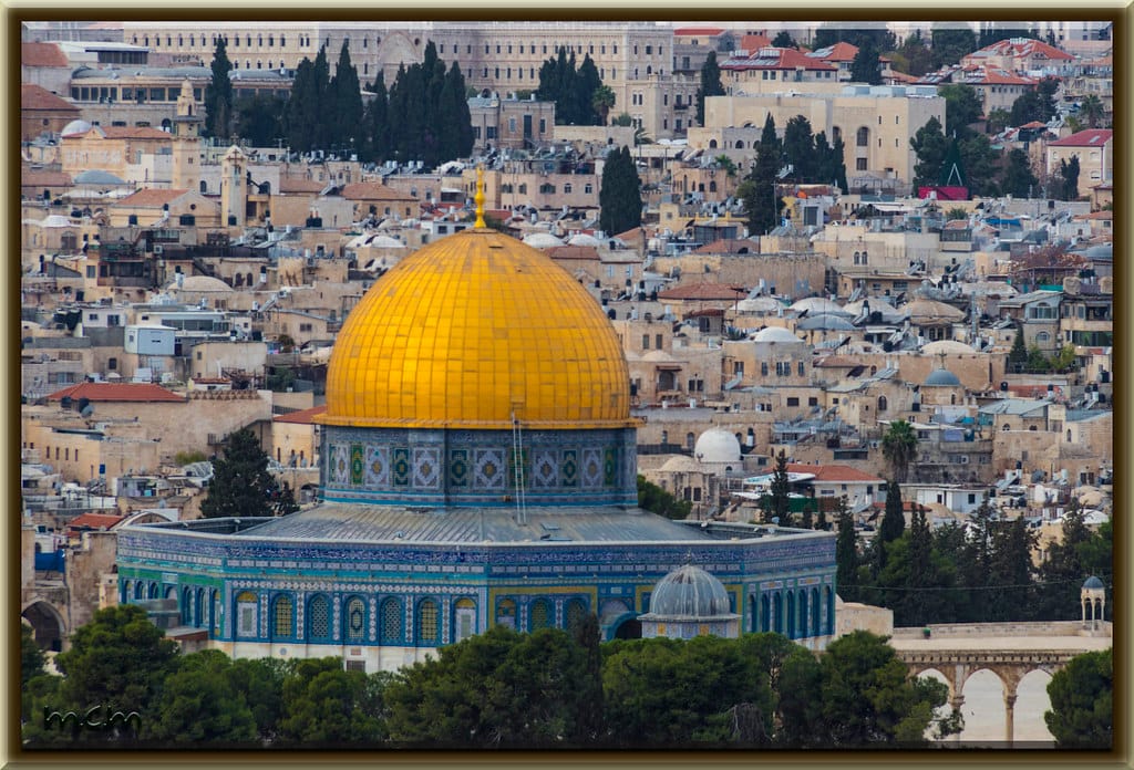 Imagen panorámica de la Ciudad Vieja de Jerusalén, mostrando el Domo de la Roca y el Muro de los Lamentos