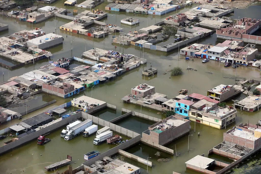 Inundaciones en la costa peruana durante un episodio de El Niño con calles anegadas y deslizamientos de tierra